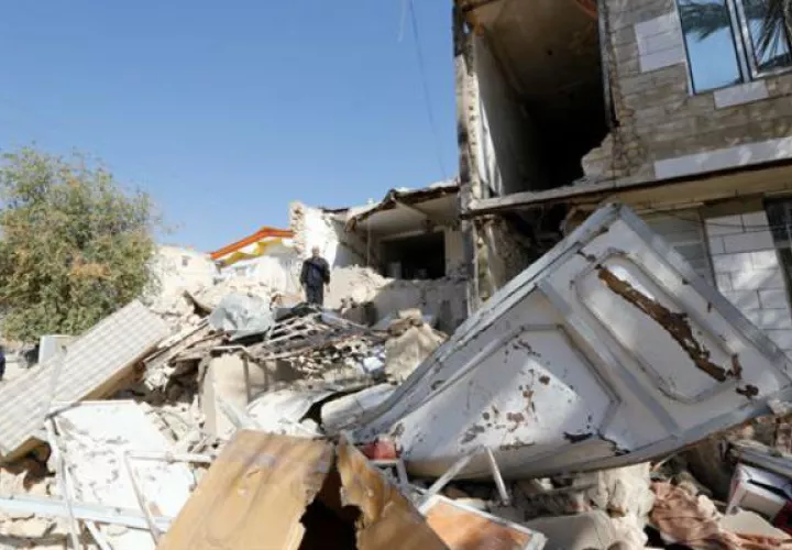 Un hombre iraní busca entre los escombros de su casa en la localidad de Sare Pole-Zahab. Foto: EFE 