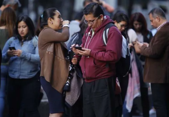 Las personas trataban de comunicarse. Foto: EFE 