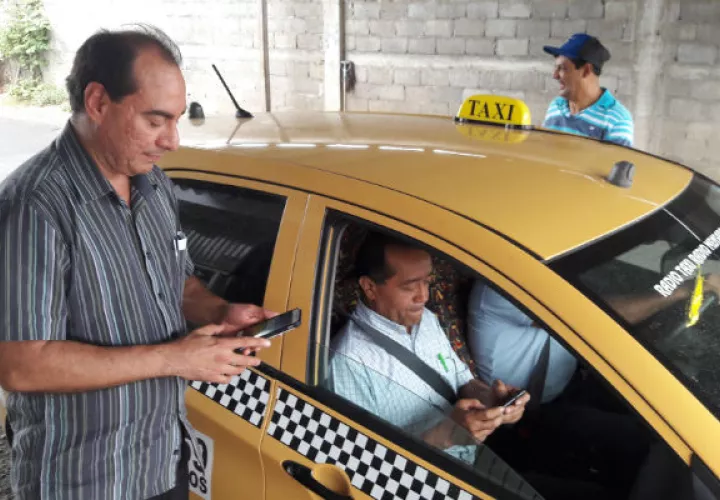 El costo del servicio de taxi, se mantiene igual. Foto: Zenaida Vásquez.