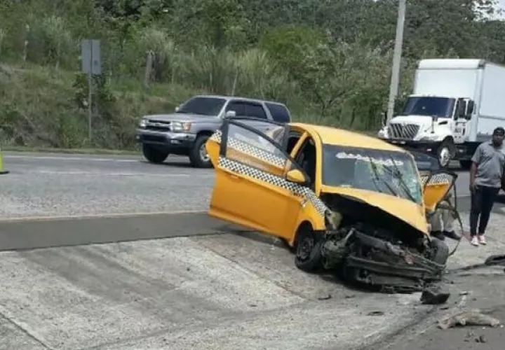 El taxista tuvo que ser rescatado por bomberos. @TraficoCPanama