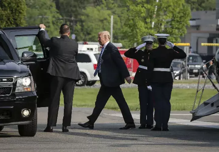 El presidente Donald Trump, visitó a la primera dama luego de su operación. FOTO/AP