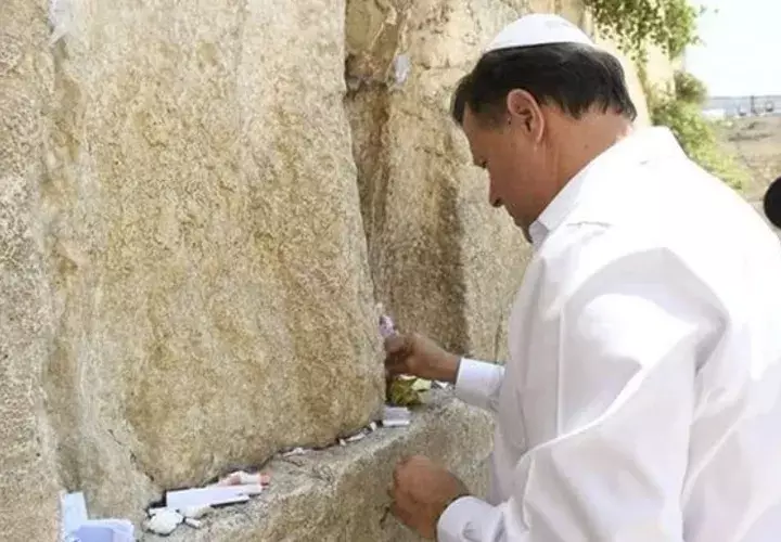 Varela en el Muro de Las Lamentaciones / Foto: Tomada de TVN Noticias.
