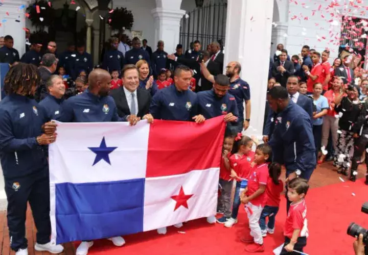 Varela entregó el pabellón nacional a los jugadores de la selección el pasado lunes. / Foto: Presidencia de Panamá.