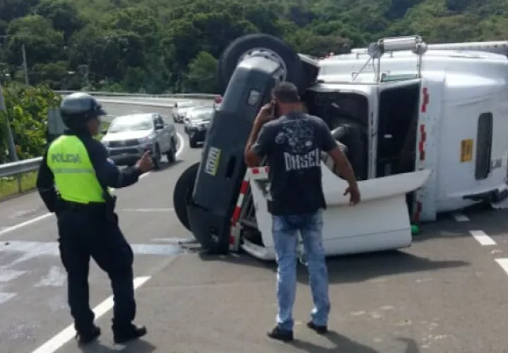 El accidente provocó congestionamiento vehicular en la vía Interamericana en dirección hacia el distrito de Santiago por varias horas hasta sacar a la mula de la carretera. Foto/José Manuel Adames