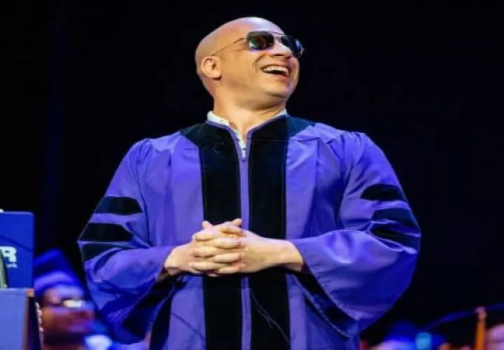 El reconocido actor se vistió con la tradicional toga y el birrete morado de su antigua universidad.