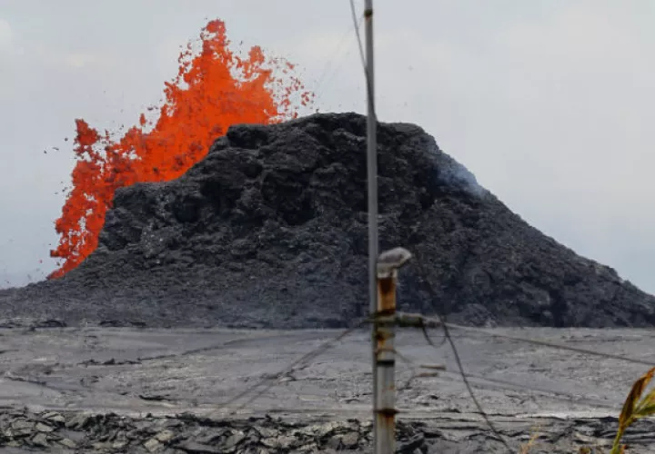 La lava del volcán Kilauea, sigue tomando terreno. FOTO/AP