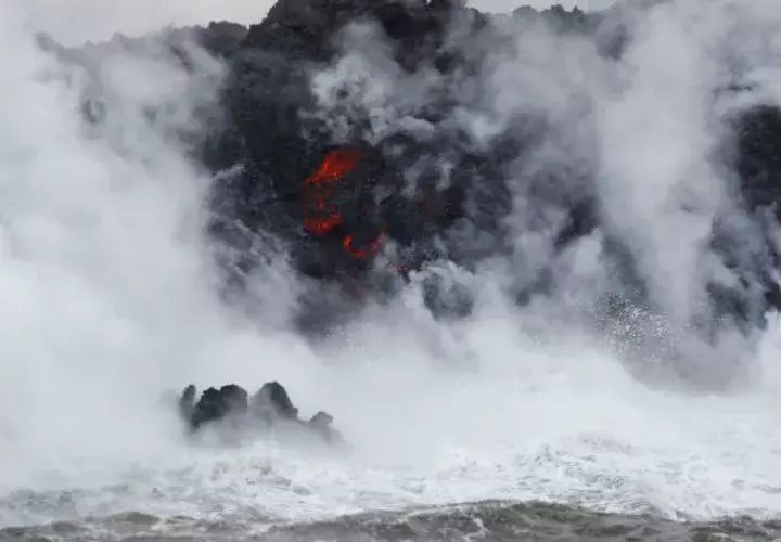 Aumento del vapor mientras la lava fluye hacia el océano cerca de Pahoa, Hawái. FOTO/AP