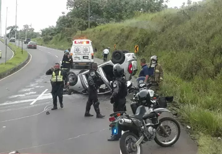 Una ambulancia le dio los primeros auxilios al conductor. Foto:José Vásquez. 