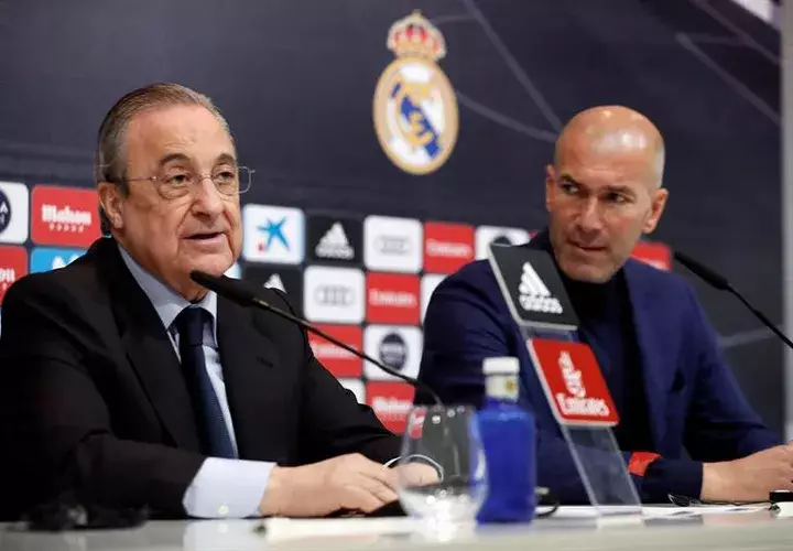 Zinedine Zidane junto a Florentino Pérez. Foto EFE