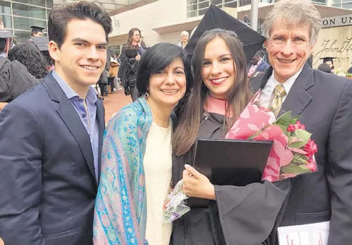 En su graduación en Boston. Ludwig Dillman, Ana María de Dillman, Nicole Dillman y Ludwig Dillman. /Foto Cortesía.