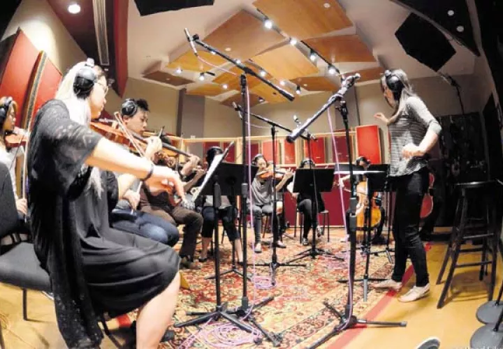 Dirigiendo. Ella se graduó de Música y Dirección de Orquesta en Berklee College of music en Boston. /Foto Cortesía.