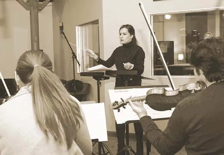 Nicole Marie Dillman dirigiendo una orquesta. /Foto Cortesía.