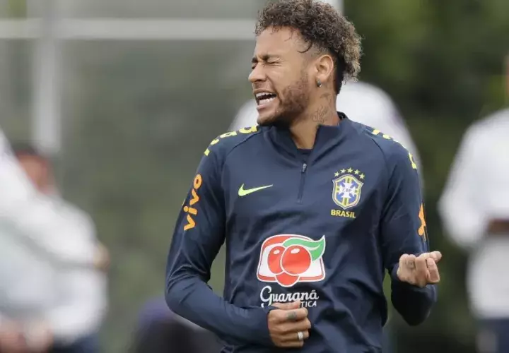 Neymar se recupera de una fractura del quinto metatarsiano del pie derecho, que sufrió cuando jugaba con el PSG. AP
