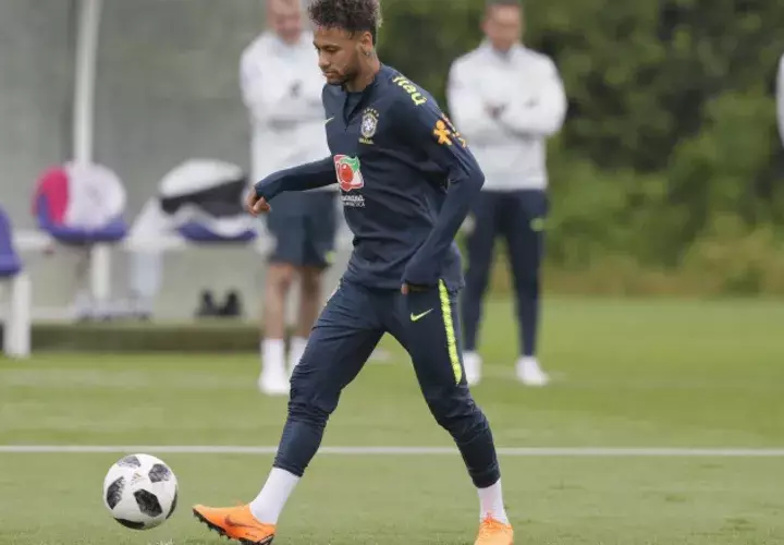 Neymar durante una práctica con la selección de Brasil. AP