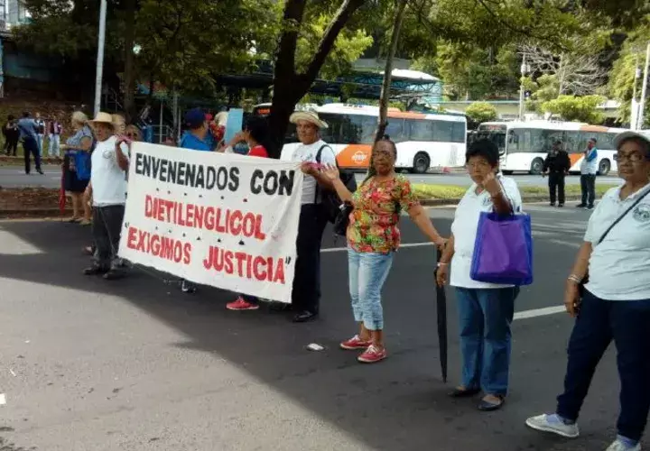 Familiares de pacientes del dietilenglicol piden aumento de la pensión de $600 a 1,500 dólares.