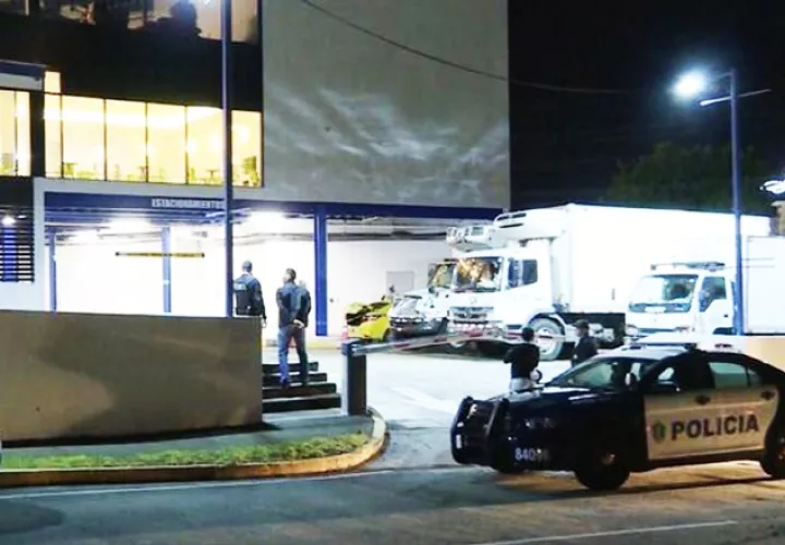 La noche de este domingo, cinco delincuentes con armas de grueso calibre causaron pánico al intentar robar en el supermercado Riba Smith de Brisas del Golf. /Foto Twitter