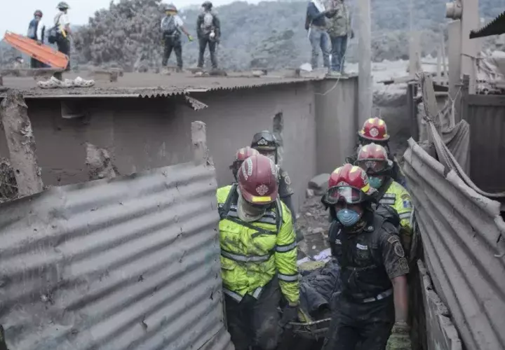 Grupos de rescatistas sacan varios cuerpos del área afectada por la erupción del volcán de Fuego. AP