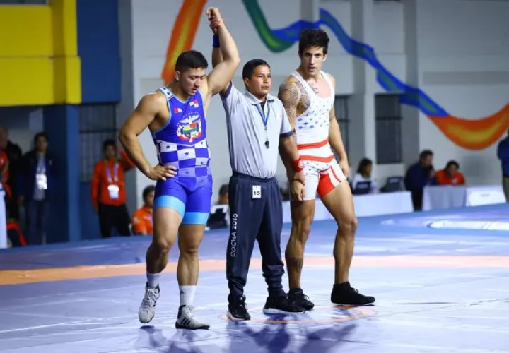 Momento en que se proclama a Almendra vencedor del combate por la medalla de bronce. /Foto Cortesía