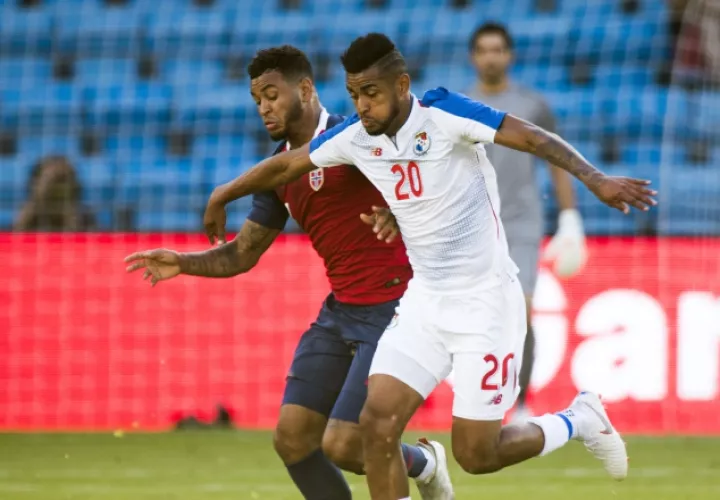 Aníbal Godoy (20), de Panamá, disputa el balón con Joshua King. /Foto EFE