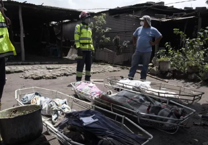 Sacan varios cuerpos del área de la catástrofe, causada por el volcán de Fuego. EFE