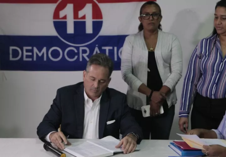 Navarro al momento de entregar la documentación en la sede del PRD.
