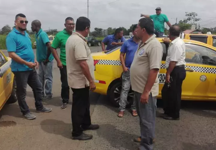 La protesta de los taxistas surge a consecuencia de la proliferación de los taxis piratas que los afecta.  Fotos: Eric Ariel Montenegro