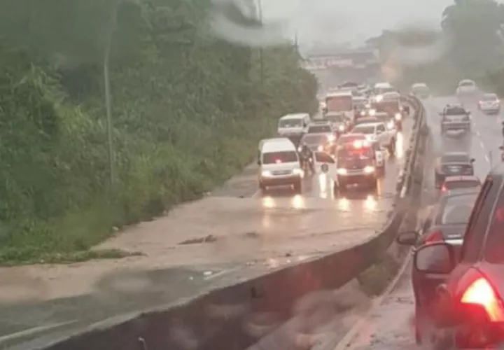 Zona anegada a la altura de Loma Cová producto de las fuertes lluvias del domingo.