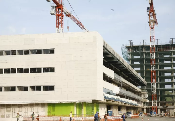 A la fecha FCC Construcción no ha elegido a los ganadores de estas dos licitaciones privadas. /Foto Archivo