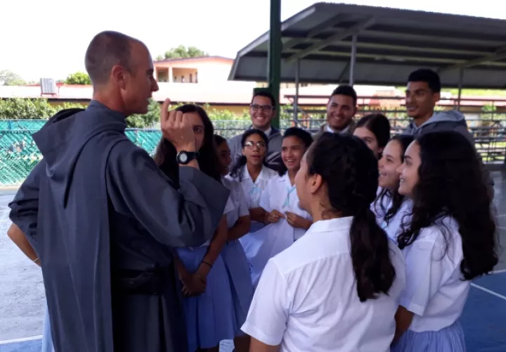 Sacerdote Juan Miguel FotoThays Domínguez