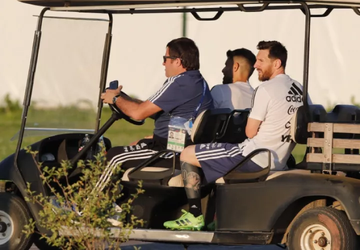 Messi se retiró de los entrenamientos en un carro de golf. /Foto AP