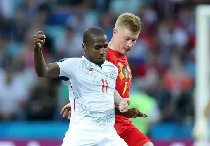 De Bruyne intenta quitarle el balón a Cooper. /Foto EFE