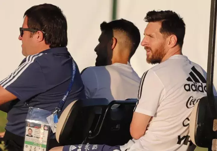 Messi es transportado en la concentración de Argentina. /Foto AP