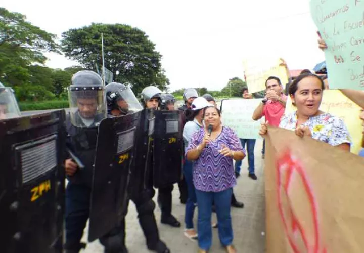 Las protestas se realizaron de forma simultánea en Chitré y Ocú, en busca de una solución.   Fotos:  Thays Domínguez
