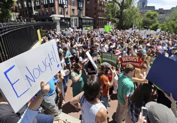 Protestan por el trato que se les da a los  inmigrantes en la frontera con México y en Massachusetts.  AP