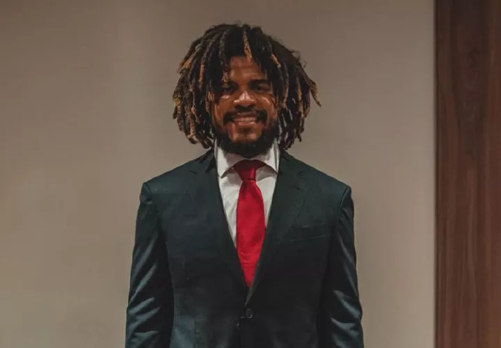 5.  Jugador Román Torres.