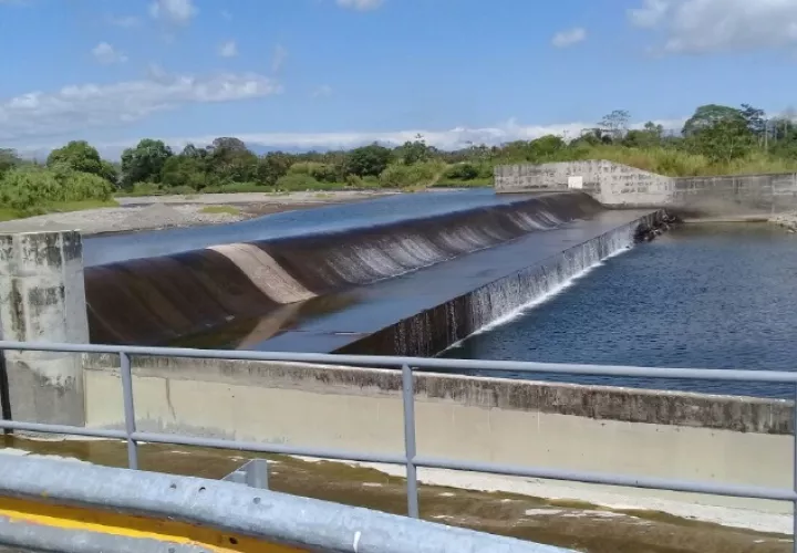 Las fotos evidencian cómo baja el nivel de agua durante la época seca, lo que es un problema. Foto: José Vásquez 