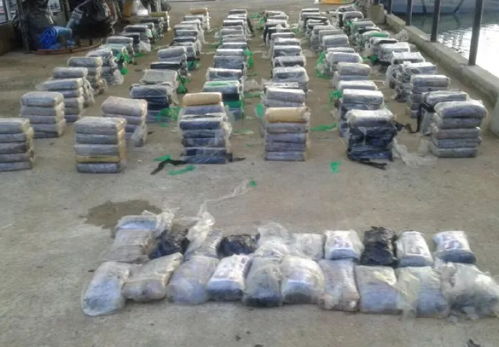 Cargamento de droga trasladado a la base aeronaval para su conteo.  Foto  Mayra Madrid   Corresponsal