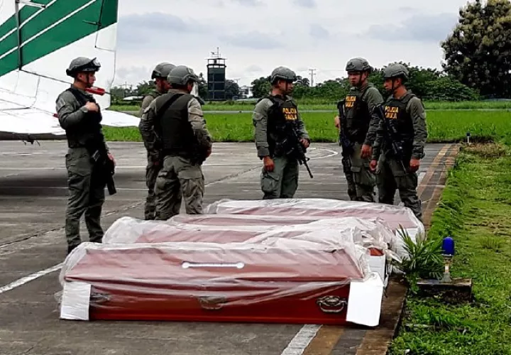 Los cuerpos encontrados en una zona del sur de Colombia,  fronteriza con Ecuador,  fueron trasladados por las autoridades a Cali. EFE