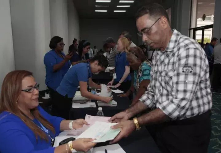 Las personas deben verificar primero si aparecen para entrega. /Foto Archivo