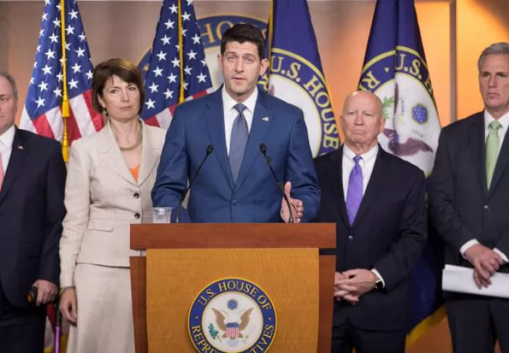 El presidente de la Cámara de Representantes, Paul Ryan (c), precisa que se busca el mejor resultado. EFE