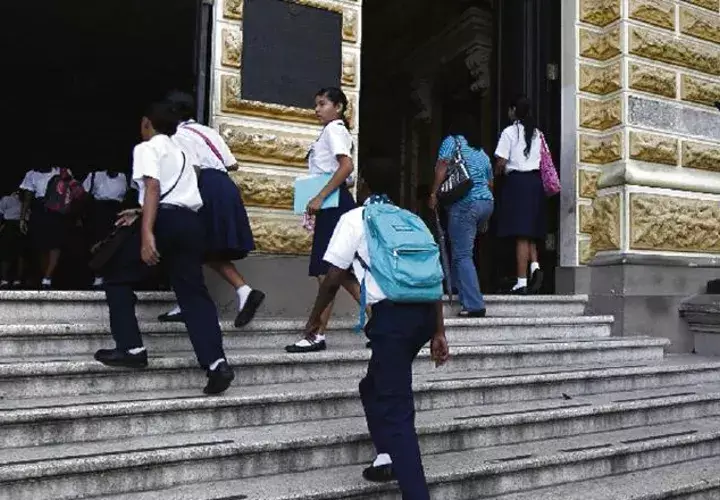 Docentes esperan órdenes. /Foto: Archivo
