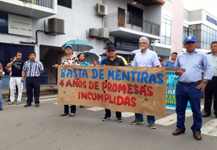 Profesores en la marcha.  Foto: Thays Domínguez