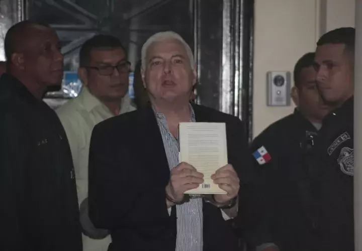 El expresidente  Ricardo Martinelli   fue conducido ayer a la audiencia de imputación, a pesar de que ya el Parlacen reconoció que recibieron la carta de renuncia como diputado del Parlacen. /Foto Víctor Arosemena