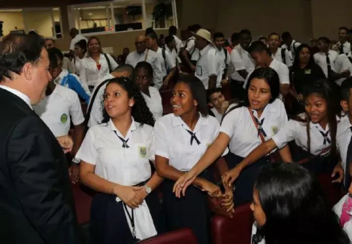 Unos 70 de cada 5,000 docentes logran aprobar satisfactoriamente los requerimientos mínimos internacionales. Foto: Archivo