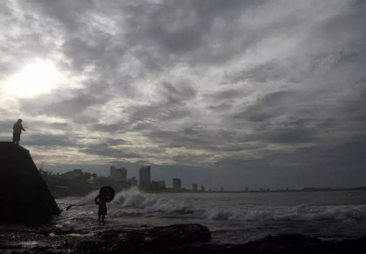 El meteoro se desplaza al oeste a siete kilómetros por hora mientras genera vientos sostenidos de 220 kilómetros por hora.