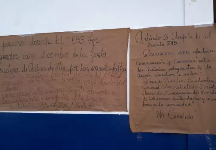 Docentes mantiene pancarta en los pasillos. Foto: José Vásquez. 