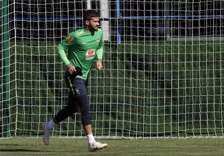 Alisson Becker en un entrenamiento de Brasil. Foto EFE