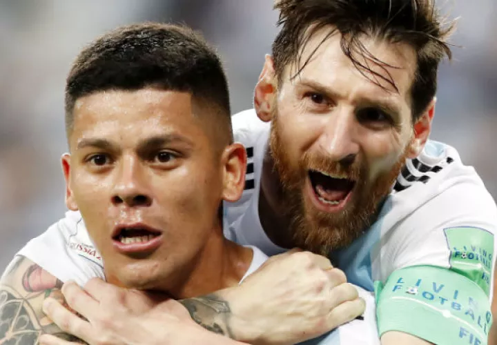 Messi festeja con Marco Rojo su gol. Foto:AP