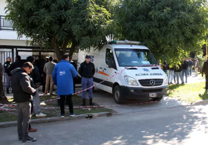 Una ambulancia sale del domicilio del senador argentino Luis Naidenoff. Foto: EFE
