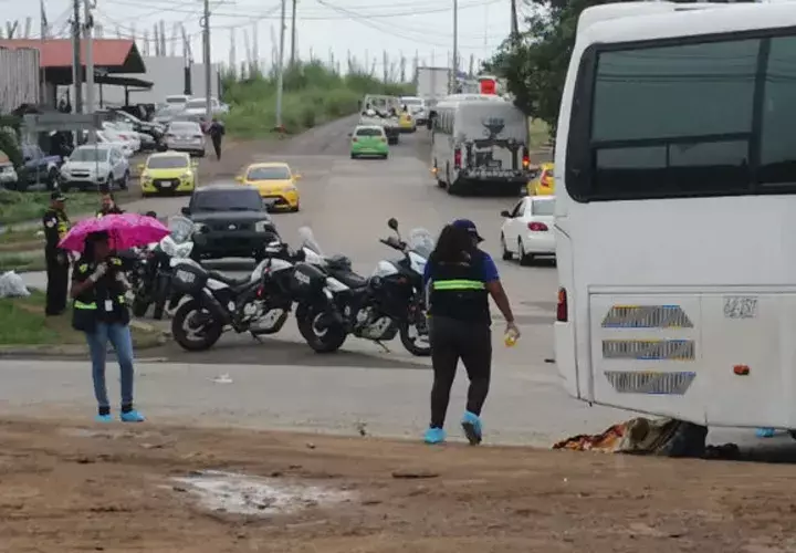 El cuerpo quedó bajo el pesado transporte público. Foto: Raimundo Rivera. 